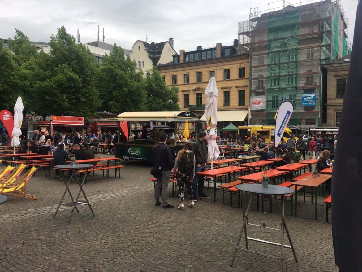 Noch ein paar Anlaufschwierigkeiten gab es am ersten Tag des Food Festivals, doch das dürfte sich bis Sonntag ändern. Foto: Jens Ungeheuer Street Food Festival auf dem Laurentiusplatz