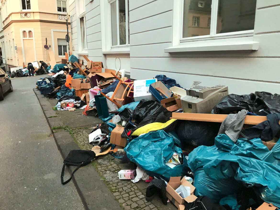 Ungeleerte Abfalltonnen und Sperrmüll stehen lassen Wuppertal total