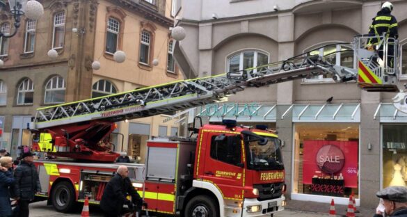 Beschädigtes Glasdach löst Feuerwehreinsatz aus ...
