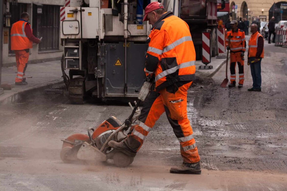 road construction, construction workers, teersäge