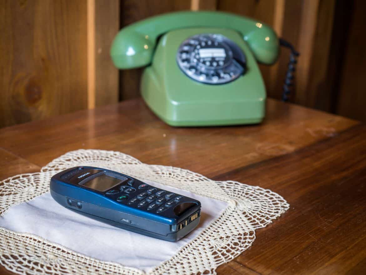 telefone-aus-zwei-epochen-telephones-from-two-eras-stockpack-unsplash Telefone aus zwei Epochen. Telephones from two eras.