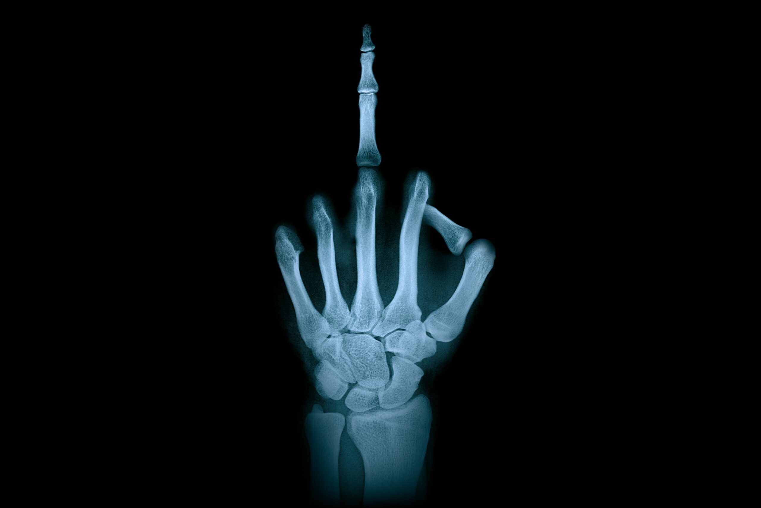 Ein finger zeigt auf ein blaues licht mit einem blaulichtsymbol darauf.