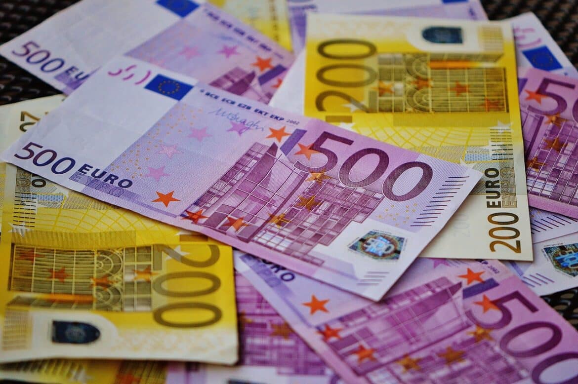 money-seem-euro-bills-stockpack-pixabay money, seem, euro bills