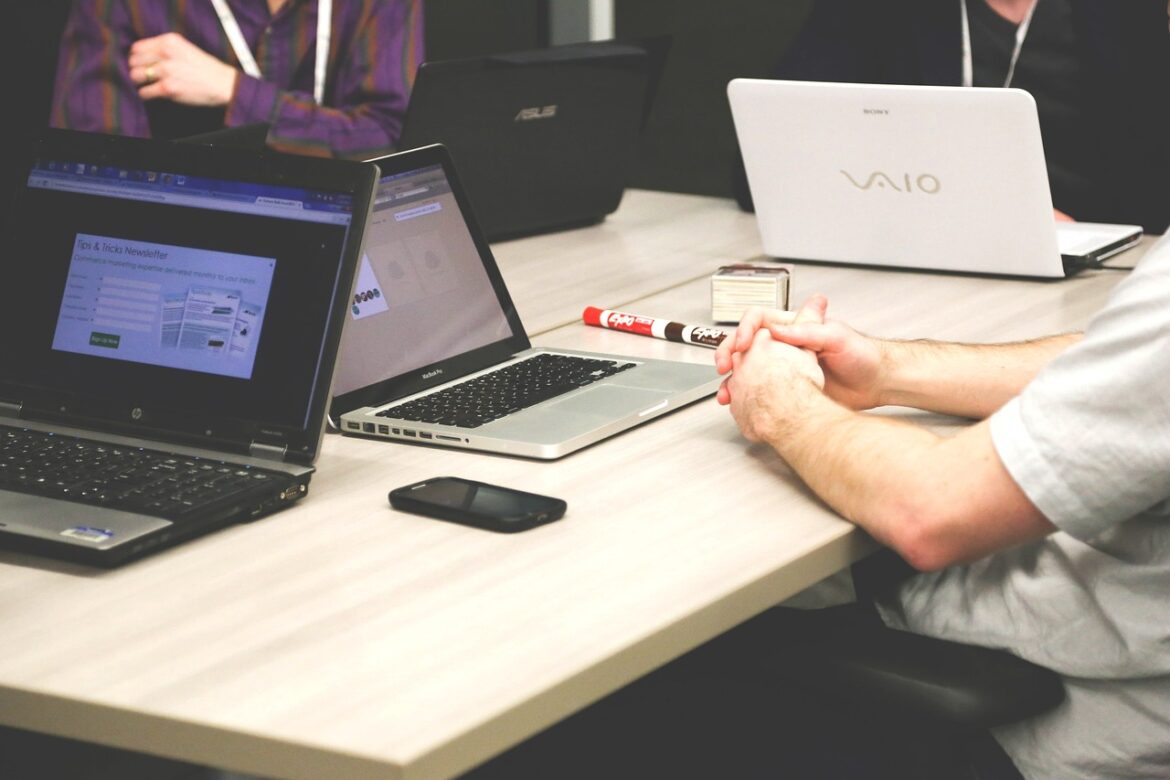 laptops-meeting-businessmen-stockpack-pixabay laptops, meeting, businessmen