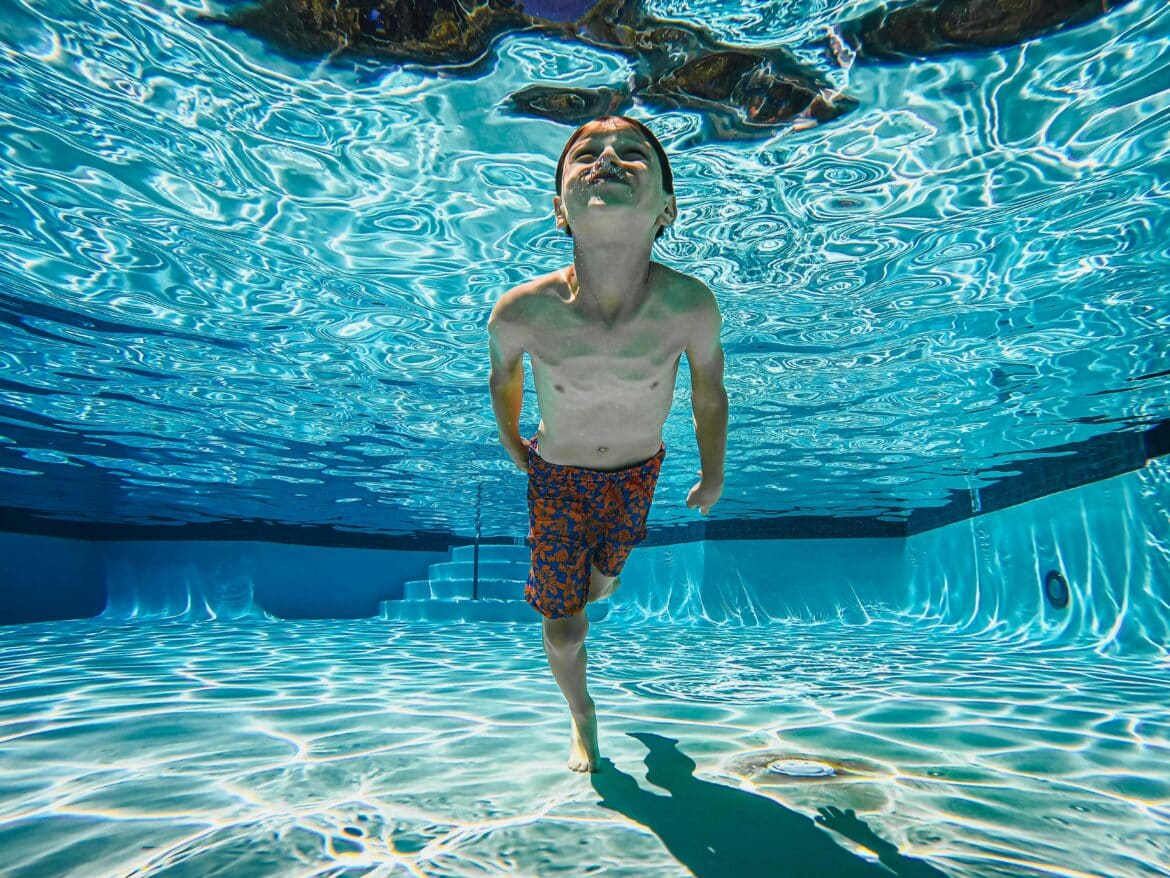 kid-swimming-underwater-stockpack-pexels Kid swimming underwater