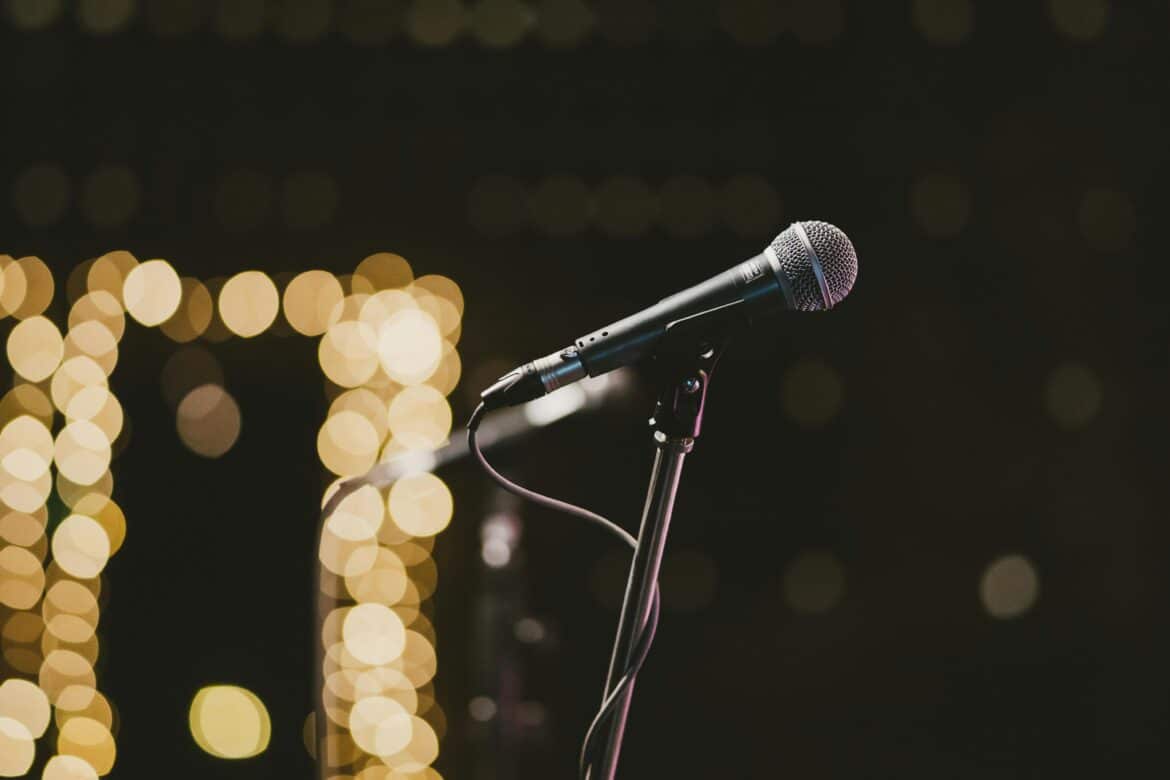 Selective focus photography of microphone on microphone stand