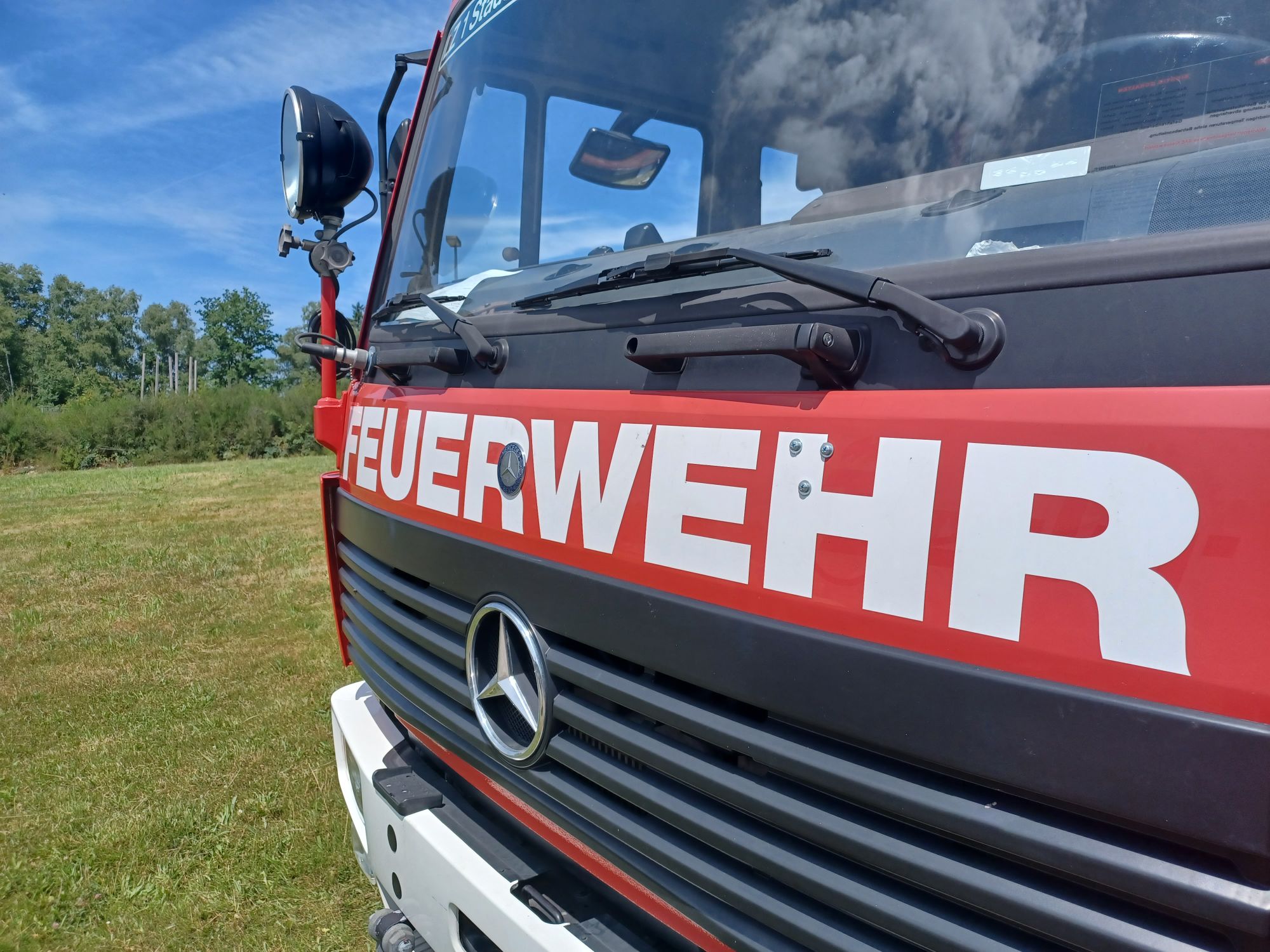 Brand auf Wuppertaler Reitanlage: Feuerwehr verhindert Ausbreitung auf Reithalle