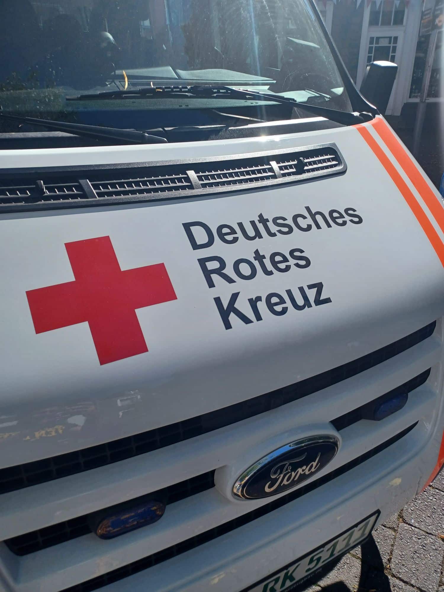 Schwerverletzter Radfahrer nach Unfall auf der Bismarckstraße – Polizei sucht Zeugen