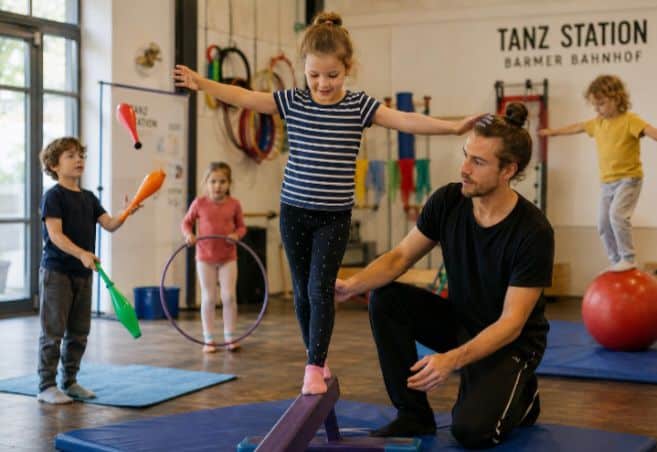 Zirkusworkshop: Kinder entdecken Akrobatik und Jonglage